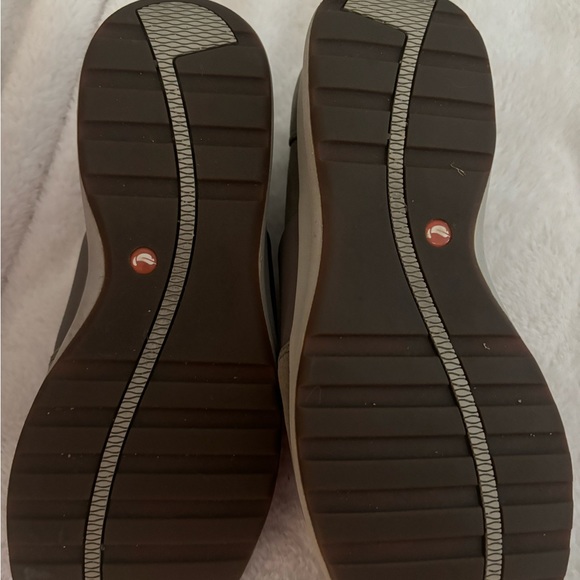 CLARKS suede indoor/outdoor woman’s shoes . - Picture 3 of 4